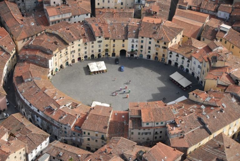 Piazza Anfiteatro Lucca oggi