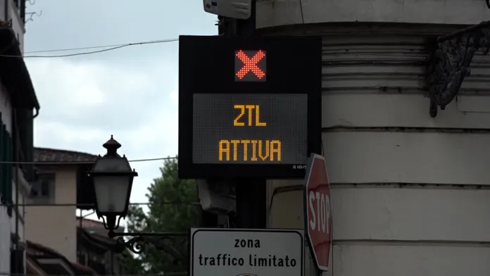 Segnale di Zona a Traffico Limitato (ZTL) all'ingresso del centro storico di Lucca